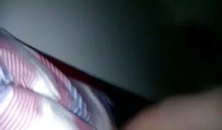 咸味的青少年荡妇喜欢在桌子上砰的一声