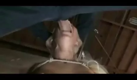 害羞的黑发吮吸和乱搞她的男朋友
